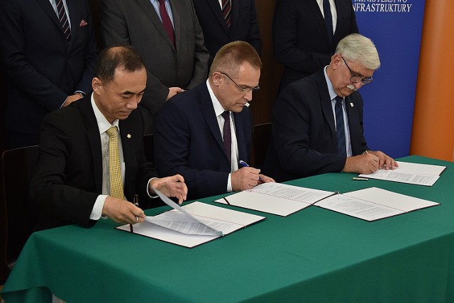 W siedzibie łódzkiego oddziału GDDKiA podpisana została umowa na projekt i budowę odcinka drogi ekspresowej S14 od węzła Teofilów do miejscowości Słowik.