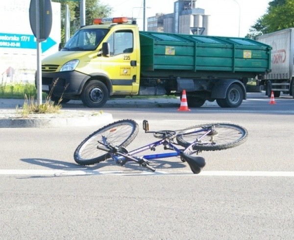 58-letni kierowca iveco wyjeżdżając z ulicy Elewatorskiej nie ustąpił pierwszeństwa przejazdu i potrącił rowerzystę.
