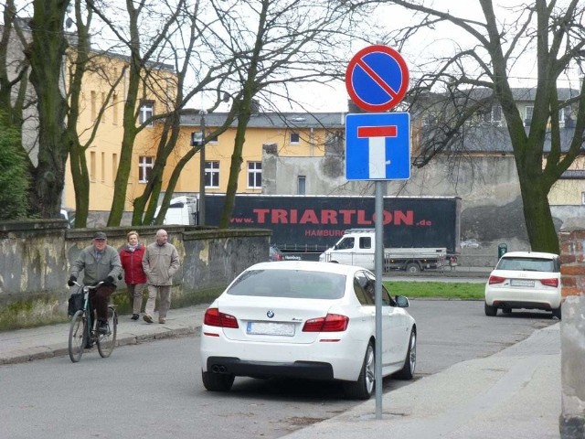 W czwartek przy ulicy księdza Bogdana Gordona w Inowrocławiu zamontowano znaki zakazu postoju.