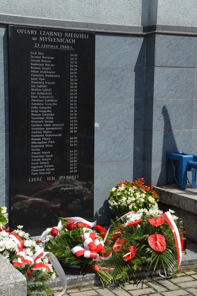 Myśleniczanie każdego roku 23 czerwca spotykają się przy tablicy na budynku KPP, żeby uczcić pamięć ofiar czarnej niedzieli