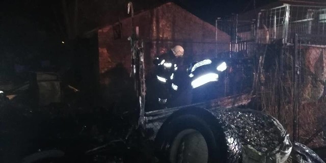 Pożar magazynu w Woli Dębińskiej. Na miejscu pracowało 16 strażaków