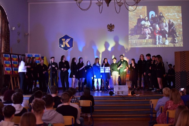 10 marca 2022 roku w auli I Liceum Ogólnokształcącego im. Jana Kasprowicza z Oddziałami Dwujęzycznymi w Inowrocławiu odbył się koncert charytatywny "Kasper dla Ukrainy! - na rzecz trzech ukraińskich rodzin - uchodźców z miasta Kołomyja