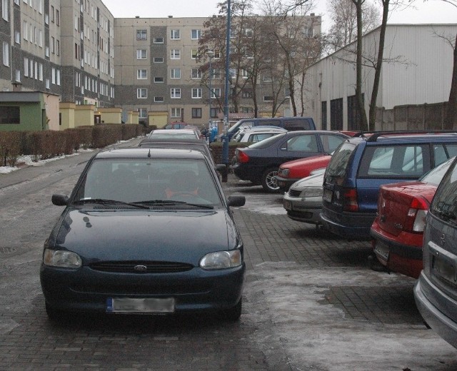 Niemal każda osiedlowa uliczka w Głogowie popołudniami wygląda identycznie, a to dlatego, że aut przybywa, a parkingów nie.