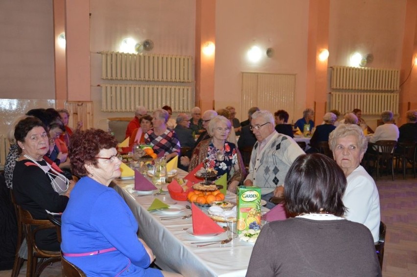 Zabawa dla seniorów na osiedlu Rosochy w Ostrowcu