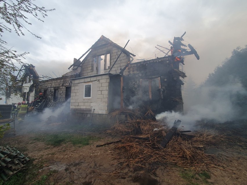 Pożar domu w Lisewie (gmina Krokowa) w czwartek 30.04.2020