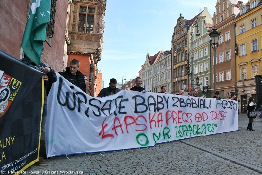 Manifa i antymanifa we Wrocławiu. Spokoju pilnowała policja (ZDJĘCIA)