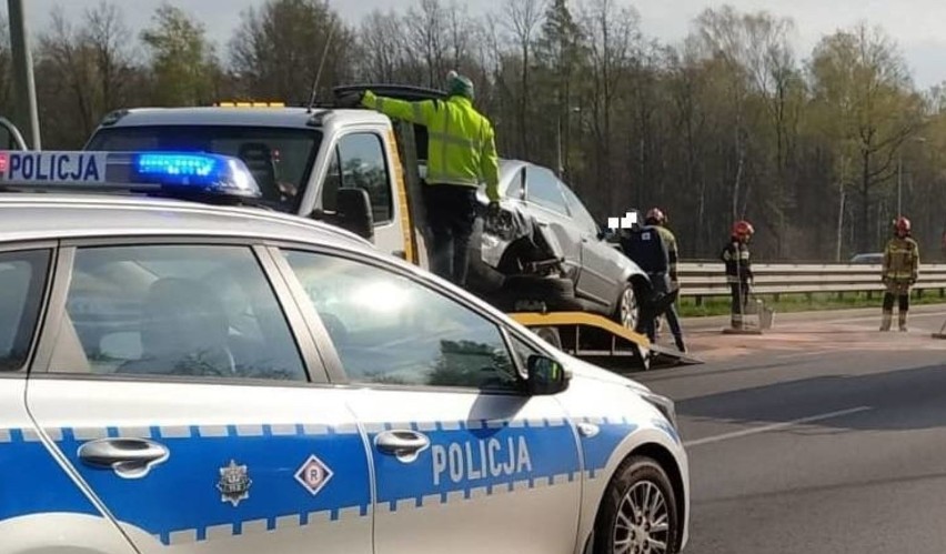 Policjanci poszukują sprawcy wypadku na DTŚ w Zabrzu....