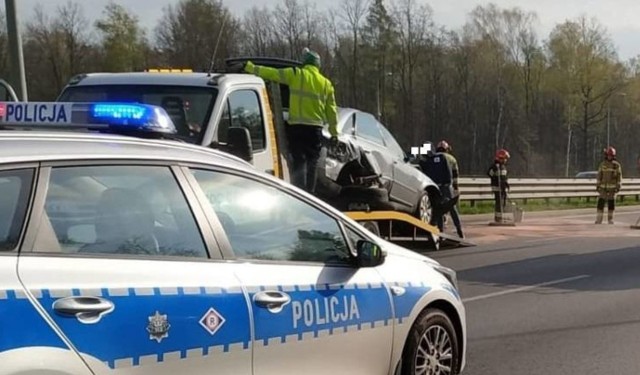 Policjanci poszukują sprawcy wypadku na DTŚ w Zabrzu. Odjechał czerwonym seicento