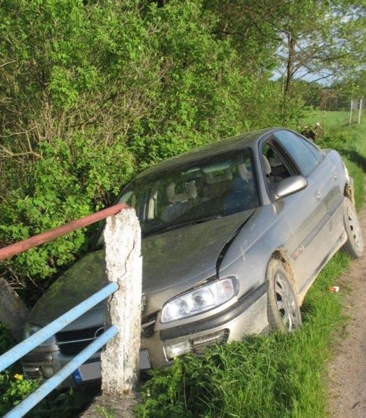 Skasował samochód, ukrył się w bagażniku