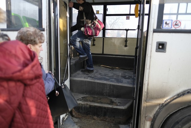 Właśnie tak od kilku dni w Toruniu wyglądają schody i podłogi w miejskich autobusach