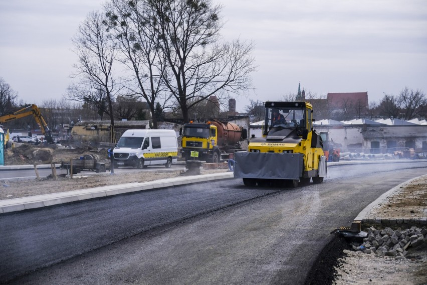Toruń. Na nowym odcinku Al. 700-lecia wylano pierwszą warstwę asfaltu