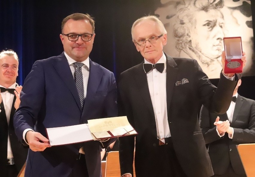 Stanisław Bawor, muzyk Radomskiej Orkiestry Kameralnej, odznaczony Medalem Bene Merenti Civitas Radomiensis. Zobacz zdjęcia