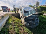 Wypadek w Toruniu. Samochód wypadł z drogi i wylądował w rowie. Jedna osoba poszkodowana