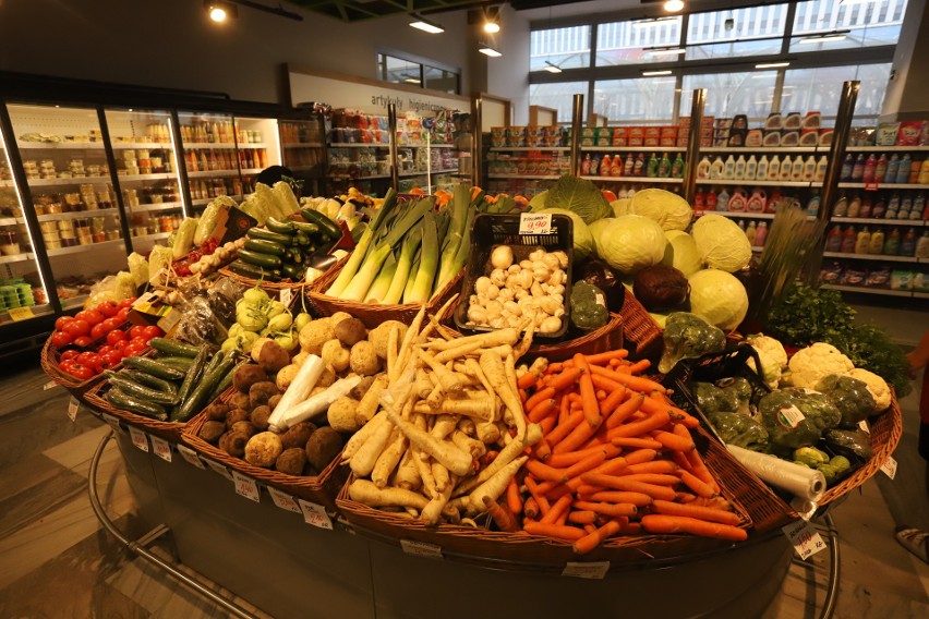 W Łodzi drożeje mięso, owoce i warzywa, hurtownicy i producenci podnoszą ceny, więc te są coraz wyższe w sklepach