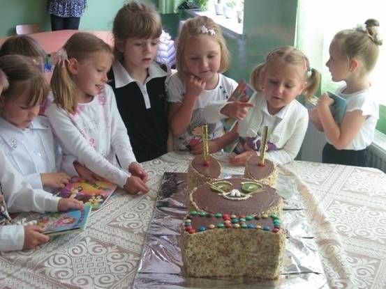 Dzieci dostały na otwarcie przedszkola tort.
