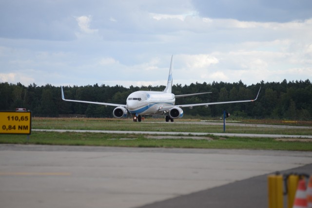 W sieci pojawiło się niepokojące nagranie z kokpitu samolotu. Podczas rozmowy pilotów w pewnym momencie można usłyszeć kłótnię. Przez przypadek nie wyłączyli radia i na nagraniu słychać całą rozmowę z kabiny pilotów."Nie no, k...a, co ty mi tu robisz (...) Po c...j żeś to przekręcił"- m.in. takie słowa padły z kabiny pilotów samolotu podróżującego z Katowic do Antalyi podaje portal onet.wiadomości. Na nagraniu słychać jak kapitan ostro instruował drugiego pilota. Ta burzliwa dyskusja w maszynie, na pokładzie której znajdowało się kilkadziesiąt osób wywołała ostrą reakcję wśród internautów. Aby wysłuchać nagranie - KLIKNIJ DALEJ