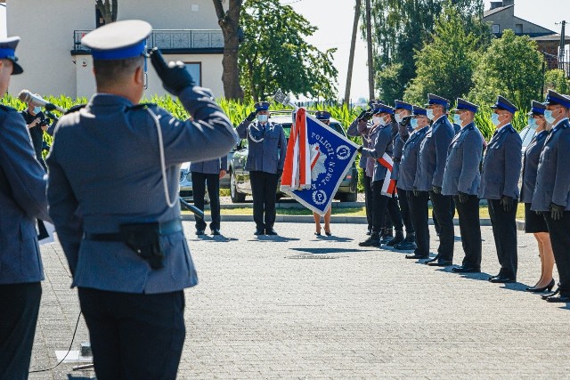 Podczas Toruńskich Obchodów Święta Policji w intencji policjantów i ich rodzin, w obecności pocztu sztandarowego Mszę Świętą celebrował Kapelan Policjantów Diecezji Toruńskiej ,Ksiądz Kanonik Dariusz Żurański. W tym roku awanse na wyższe stopnie służbowe otrzymało 245 policjantów z garnizonu liczącego blisko 650 etatów. Oto zdjęcia z uroczystości.Zobacz także: Ranking szkół wyższych Perspektywy 2020. Najlepsze uczelnie w PolscePolecamy: Kiedy wreszcie rozpocznie się remont Dworca Północnego i kamienicy przy Bydgoskiej 50-52?