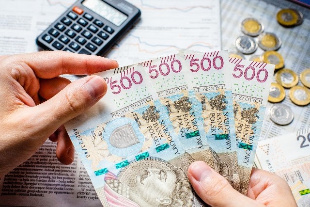 Wyższe pensje dla milionów Polaków to efekt zmian podatkowych, które weszły w życie 1 lipca 2022 r.Przejdź dalej i sprawdź, ile wyniesie twoja pensja w listopadzie 2022 r. >>>