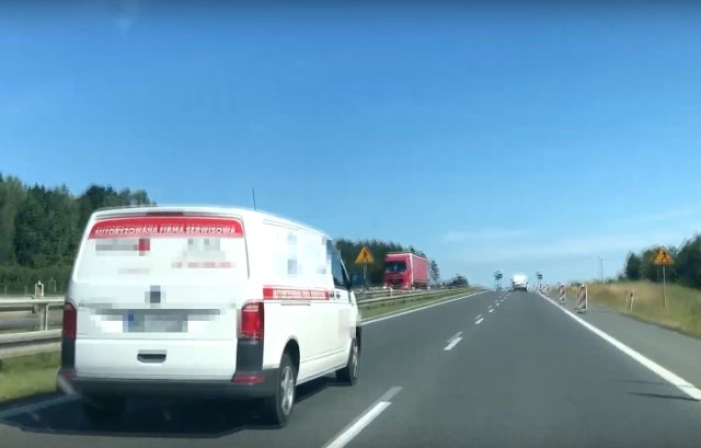 Kierujący furgonetką przez długi czas nie reagował na sygnały i klakson karetki. W końcu ambulans ominął go prawym pasem.