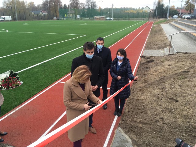 Wstęgę przecina wiceminister sportu Anna Krupka, za nią w&oacute;jt Bogorii Marcin Adamczyk, dyrektor zespołu szk&oacute;ł Anna Niziałek i radny gminy Bogoria Grzegorz Snopek.