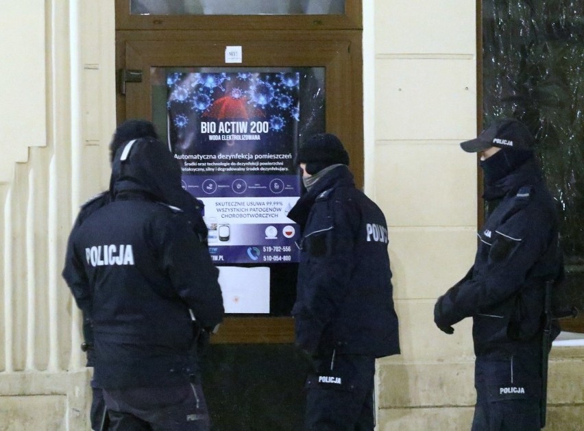 W piątek wieczorem policja obstawiła Pasaż Niepolda....