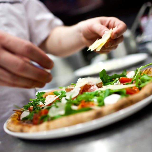 kilka wskazówek na idealną pizzę, której nie powstydziłby się najlepszy kucharz z Neapolu:1)	Dobre ciasto musi być napowietrzone, najlepiej jest więc wyrobić je i rozciągnąć dłońmi – Włosi robią tak od lat. Jeśli jednak nie masz na tyle wprawy, użyj wałka.2)	Chcesz, aby ciasto wyrosło szybciej? Przykryj je ściereczką i odstaw w ciepłe miejsce w kuchni, do chwili aż podwoi swoją objętość.3)	Jednym z najlepszych serów do pizzy jest dobrze schłodzona i potarta mozzarella – koniecznie dedykowana do pizzy, nie sałatkowa. Można wymieszać ją również z innym żółtym serem.4)	Jeśli chcesz zrobić prawdziwą włoską pizzę, unikaj zbyt dużej ilości dodatków: pizza nie powinna uginać się od ich ciężaru. Najbardziej wyrazisty smak uzyskasz dodając (oprócz sosu i sera) 2-3 produkty. 5)	Pamiętaj o właściwej kolejności układania produktów na pizzy – najpierw nakładamy cienką warstwę sosu, potem ser, a na ser pieczarki, szynkę i inne dodatki. W ten sposób mamy gwarancję, że wilgoć zawarta w dodatkach nie wsiąknie w ciasto i pizza prawidłowo się wypiecze. źródło: materiały prasowe