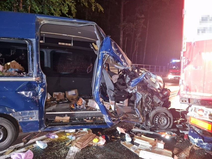 Wypadek w Bełżcu. Bus wjechał w ciężarówkę, 6 osób trafiło do szpitala