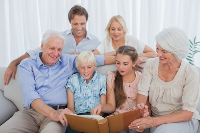 Rozmowy z dziadkami pozwalają im zachować sprawność intelektualną  i powodują zacieśnienie więzi rodzinnej