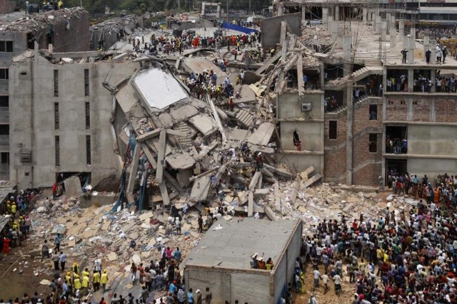 Ośmiopiętrowy budynek, znany jako Rana Plaza, stał nieopodal miejscowości Dhaka w Bangladeszu. Poza sklepami i bankiem mieściły się tu liczne fabryki odzieży, w których miejscowe szwaczki szyły ubrania dla znanych światowych marek takich, jak Prada, Benetton, Versace, Gucci, Primark czy Walmart. W 2013 r., po jednej z największych katastrof budowlanych w historii, w ruinach budynku znaleziono również metki polskiej spółki LPP, właściciela marek takich, jak Reserved, Cropp, House, Sinsay czy Mohito.Licencja zdjęcia: https://creativecommons.org/licenses/by-sa/2.0/