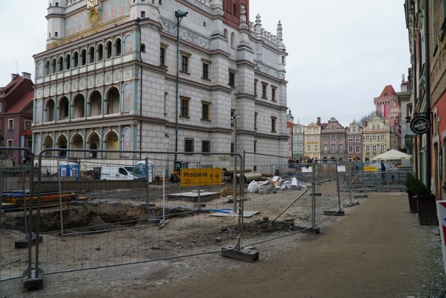 Rozpoczynają się prace przy fundamentach ratusza, będzie jednak można do niego dojść.