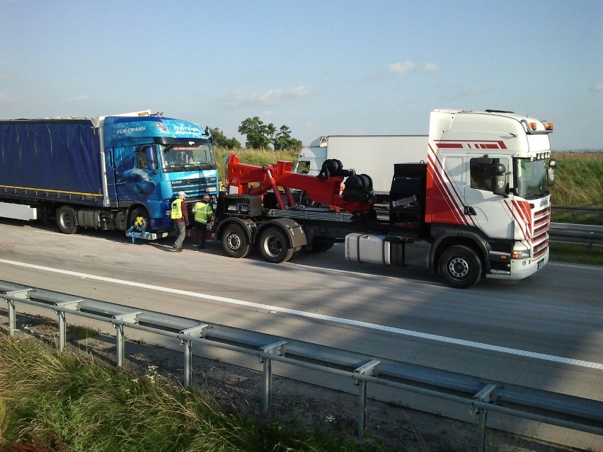 Ciężarówka przewróciła się na autostradzie A4. Na jezdnię...