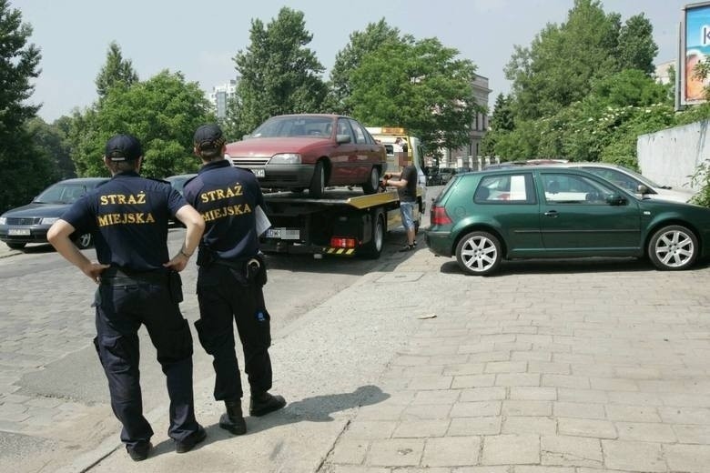 Wrocław: Straż miejska odholowuje samochody z Księcia Witolda (ZDJĘCIA)