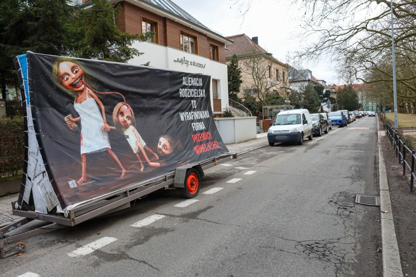 Kontrowersyjny billboard przy Jasnych Błoniach w Szczecinie. To symbol rodzinnych dramatów, a chodzi o los dziecka po rozwodzie rodziców