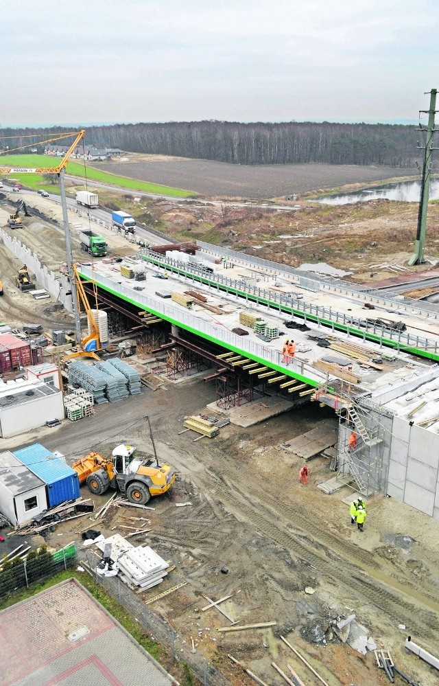 Cały tyski odcinek DK1 ma być gotowy w lipcu przyszłego roku. Najbardziej skomplikowana jest budowa wielopoziomowego skrzyżowania z al. Niepodległości. Ale wiadukt już stoiFot: Karol Świerkot