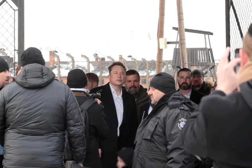 Elon Musk przyjechał z wizytą do Muzeum Auschwitz-Birkenau. Potem pojedzie do Krakowa