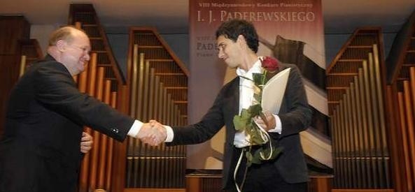 Eduard Kunz odbiera główną nagrodę VIII Międzynarodowego Konkursu Pianistycznego im. I. J. Paderewskiego.