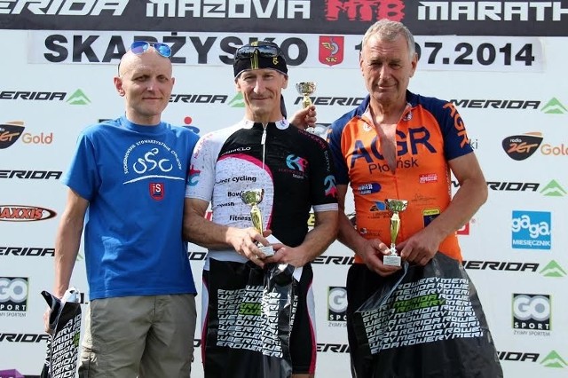 Skarżyszczanin Jarosław Tarasiński (w środku) wygrał Mistrzostwa Polski Samorządowców. Drugi był suchedniowianin Grzegorz Michnowski (z lewej).