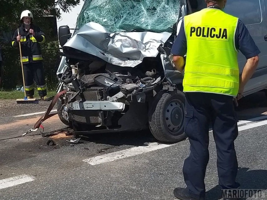 Wypadek w Młynach w powiecie oleskim. Bus zderzył się z kombajnem. 47-latkę jadącą renault śmigłowiec LPR-u zabrał do szpitala