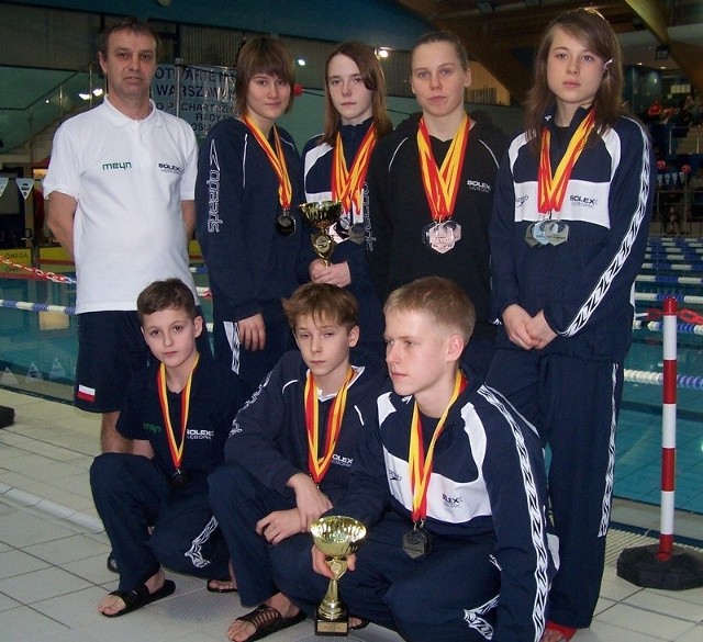 Medalowa ekipa Soleksu Lębork na warszawskiej pływalni. Stoją od lewej: trener Dariusz Gromulski, Anna Mikołajczak, Magdalena Wójcik, Anita Grabowska i Marcelina Zdrojewska. W dolnym rzędzie od lewej: Dawid Tołłoczko, Krzysztof Teliczan i Piotr Renusz.