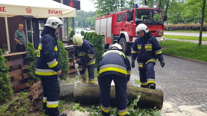 Strażacy z OSP Klepacze usuwali skutki burzy która przeszła...