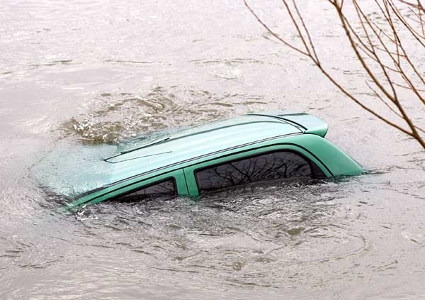 Samochód utopil sie w Wiśle w Tarnobrzegu...