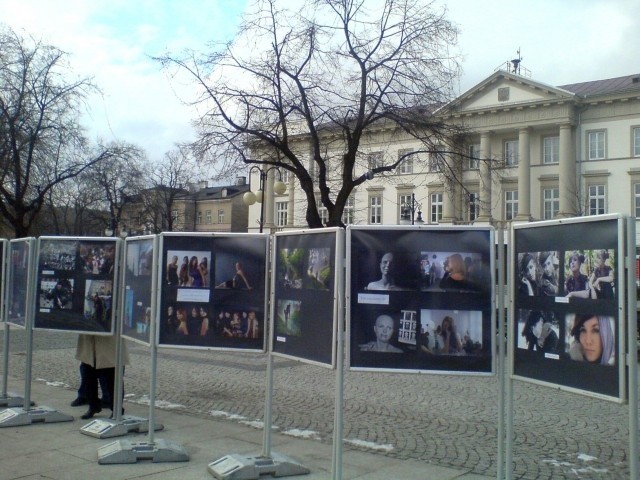 Wystawa zdolnej młodzieży szkół odzieżowych na deptaku 