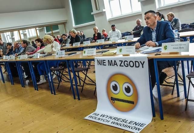 Wczorajsza sesja Rady Gminy Białe Błota była ostatnią, podczas której zwykli mieszkańcy mogli zabierać głos, zadawać pytania, drążyć trudne tematy. Część z nich wyraziła protest