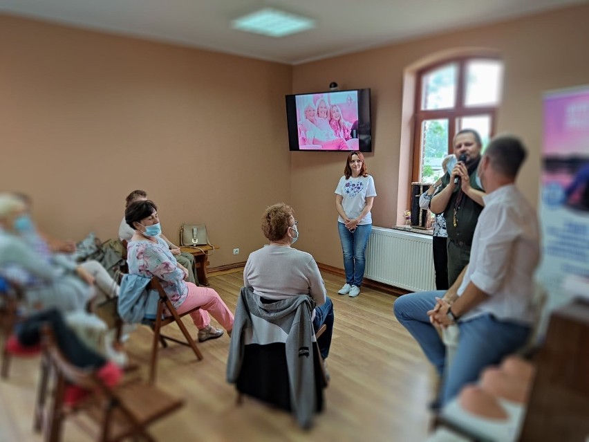 Harcerki ZHR w Inowrocławiu szyły poduszki w kształcie serduszek dla Amazonek. To była akcja charytatywna "Serce od serca" [zdjęcia] 