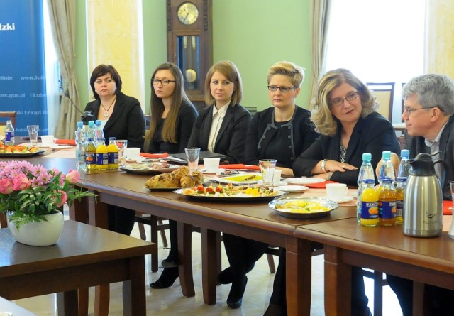 Jolanta Szołno-Koguc w czasie spotkania z dziennikarzami. Po jej prawej stronie siedzą pracownice tzw. zespołu prezydialnego, który odpowiada za kontakty z mediami