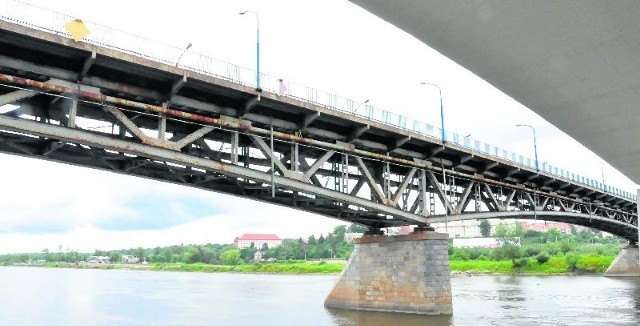 Chociaż w Sandomierzu są dwa mosty, kierowcy mogą korzystać tylko z jednego. Stara przeprawa ze względu na zły stan techniczny jest nieczynna.  Wciąż nie wiadomo, kiedy zostanie  wyremontowana.