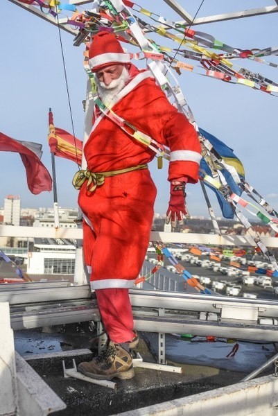 Święty Mikołaj zawiesił łańcuch na iglicy MTP