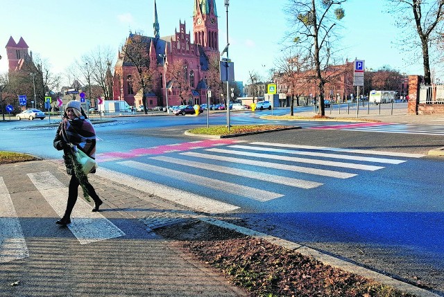 Po zmroku także na tym przejściu pieszych bez odblasków Bardzo słabo widać, uczulają kierowcy