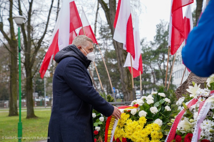 Prezydent Białegostoku Tadeusz Truskolaski złożył kwiat pod...