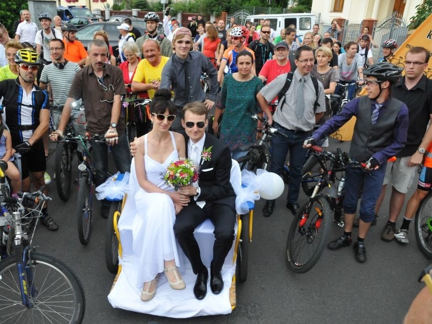 Bydgoscy cykliści udowodnili, że rowerem można pojechać nawet do... ślubu! [zdjęcia, wideo]